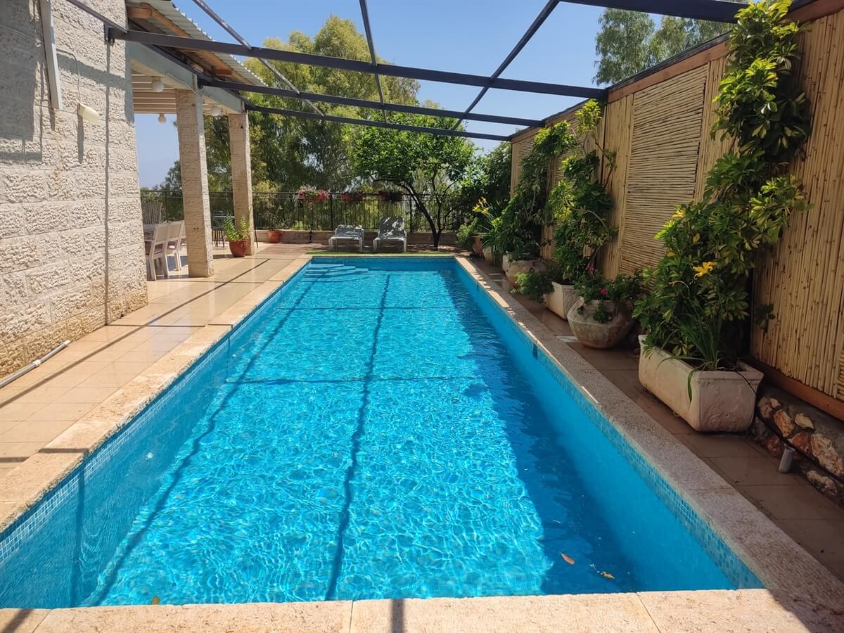 בריכה פרטית מוקפת ירק ונוף גלילי בראש פינה
